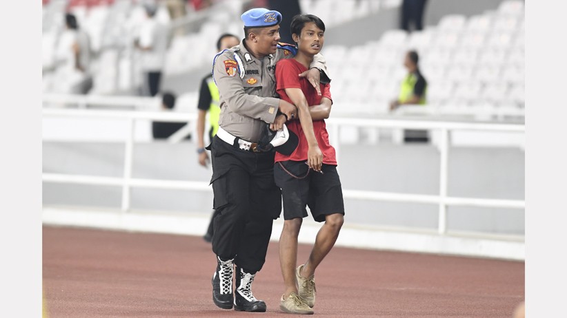 Timnas Kalah 2-3, Suporter Indonesia Berusaha Serang Suporter Malaysia - Bagian 3