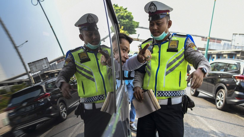 Hari Pertama Perluasan Ganjil-Genap, Banyak Mobil Kena Tilang - Bagian 1