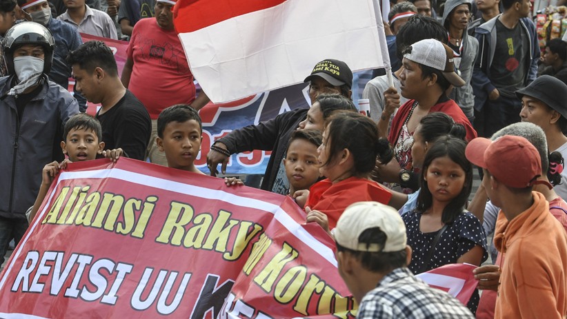 Potret Anak-Anak Ikut Aksi Unjuk Rasa Dukung Revisi UU KPK - Bagian 1