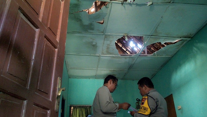 Gudang Bahan Peledak Brimob Polda Jateng Meledak, Atap Rumah Warga Hancur - Bagian 1