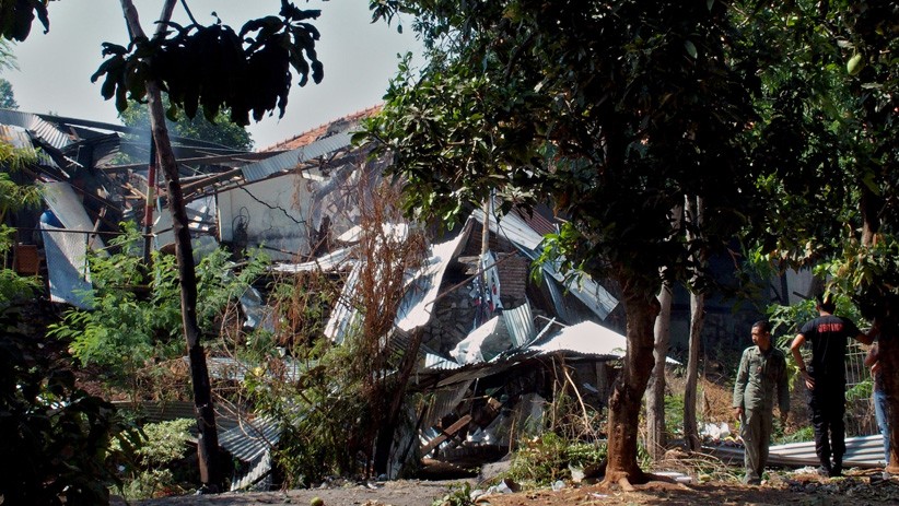 Gudang Bahan Peledak Brimob Polda Jateng Meledak, Atap Rumah Warga Hancur - Bagian 3