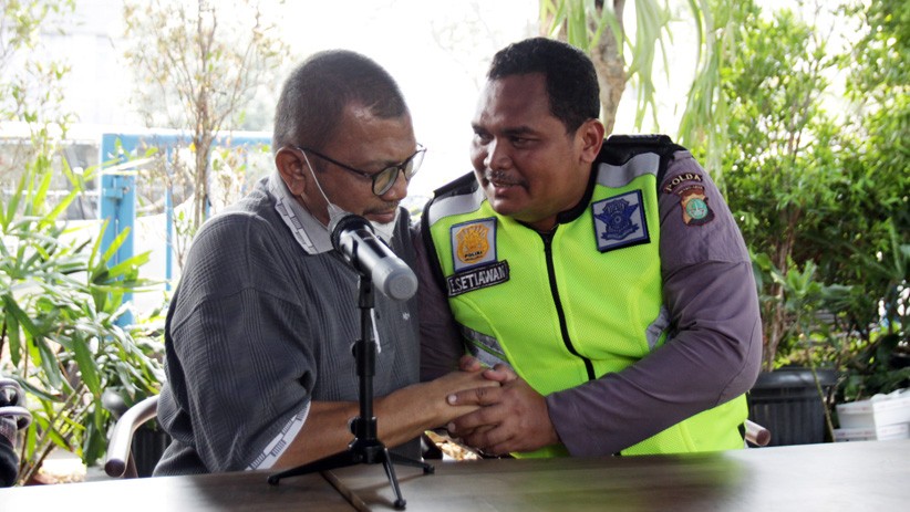Polisi Spiderman Akhirnya Damai dengan Pengemudi Mobil - Bagian 1