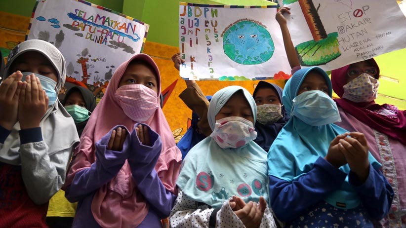 Ratusan Siswa SD Muhammadiyah Surabaya Doa Bersama untuk Korban Karhutla - Bagian 1