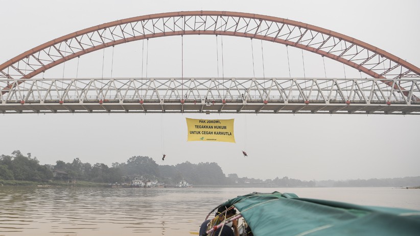 Pasang Spanduk Raksasa, Greenpeace Desak Jokowi Tegakkan Hukum Karhutla - Bagian 3