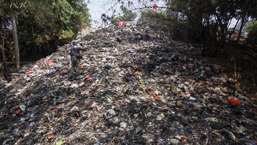 Penampakan Tumpukan Sampah Menggunung di Bantaran Sungai Ciliwung - Bagian 1
