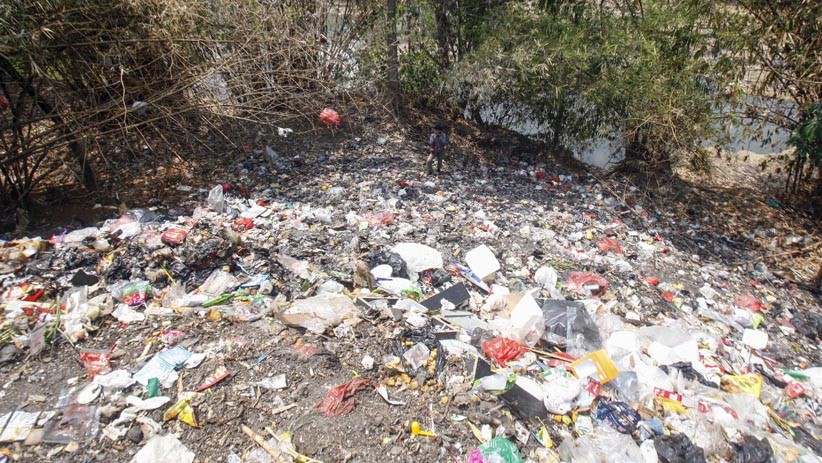 Penampakan Tumpukan Sampah Menggunung di Bantaran Sungai Ciliwung - Bagian 2