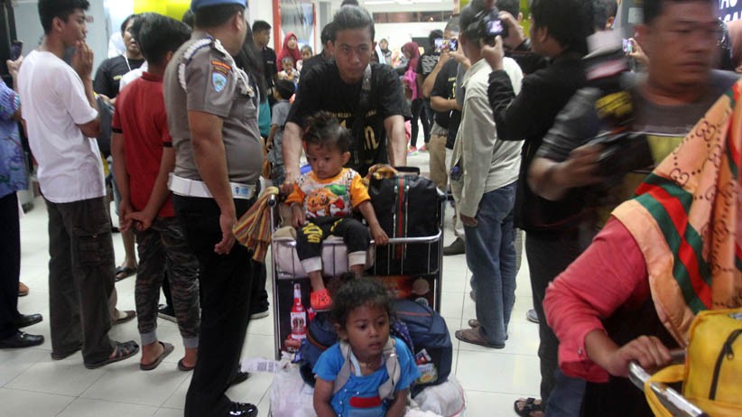 Hindari Konflik Papua, Perantau asal Sumatera Barat Tiba di Bandara Minangkabau - Bagian 2