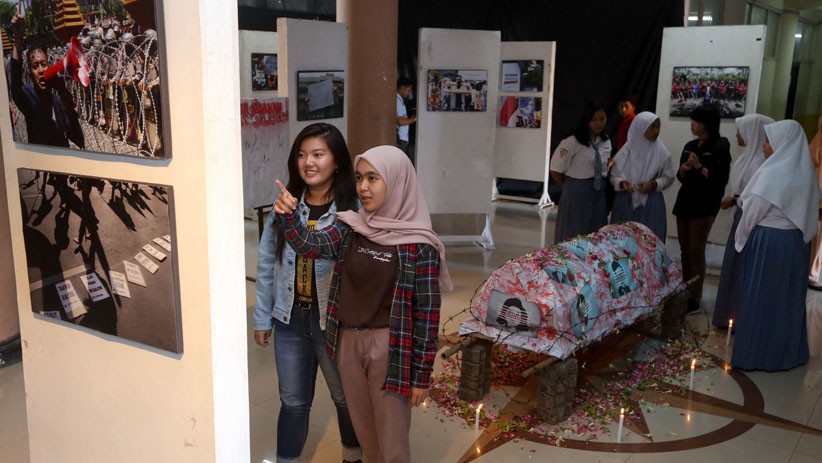 Komunitas Fotografi Unitomo Surabaya Gelar Pameran Potret Parlemen Jalanan - Bagian 4