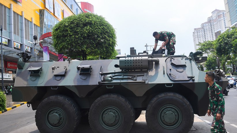 Jelang Pelantikan Presiden, TNI AD Siagakan Panser Anoa di Kawasan Glodok - Bagian 1