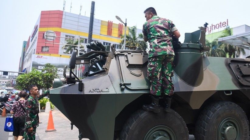Jelang Pelantikan Presiden, TNI AD Siagakan Panser Anoa di Kawasan Glodok - Bagian 3