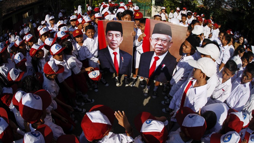 Antusiasme Siswa SD Joglo Solo Pasang Foto Jokowi-Ma'ruf Amin di Ruang Kelas - Bagian 2