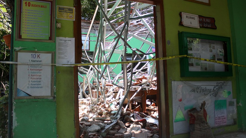 Foto-Foto Sekolah Ambruk di SD Gentong Pasuruan, 1 Siswa dan 1 Guru Tewas - Bagian 1