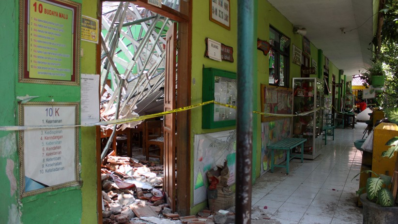 Foto-Foto Sekolah Ambruk di SD Gentong Pasuruan, 1 Siswa dan 1 Guru Tewas - Bagian 2
