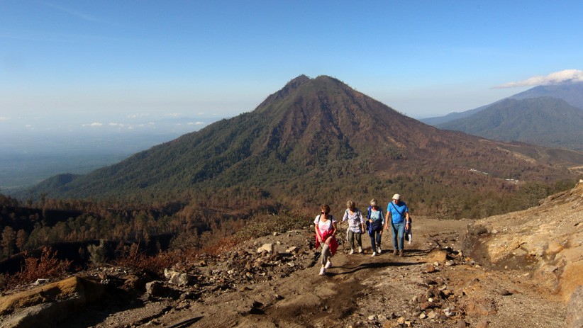 Jalur Pendakian Gunung Ijen Dibuka, Wisatawan Kembali Berdatangan - Bagian 1
