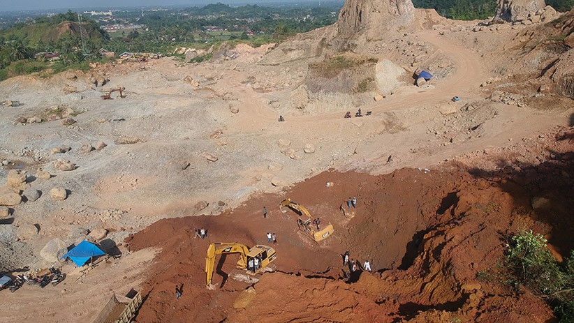 Dua Pekerja Tewas Tertimbun Longsor Tambang Tanah Clay di Padang - Bagian 1