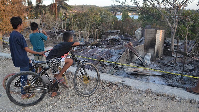 Keributan Dua Kelompok Pemuda di Buton, 25 Rumah Dibakar - Bagian 1