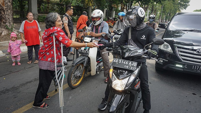 Penyandang Disabilitas Bagikan Hasil Kerajinan Tangan di Solo - Bagian 1