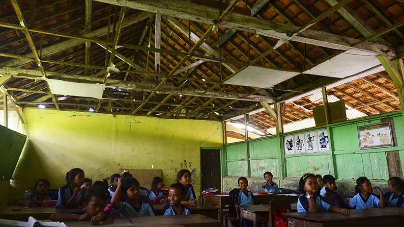 Siswa SDN 3 Grobogan Belajar dengan Kondisi Sekolah Rusak - Bagian 1