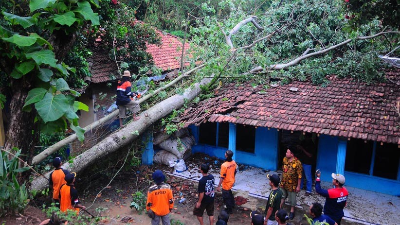 Angin Puting Beliung Terjang Tujuh Desa di Kudus, Puluhan Rumah Rusak - Bagian 1