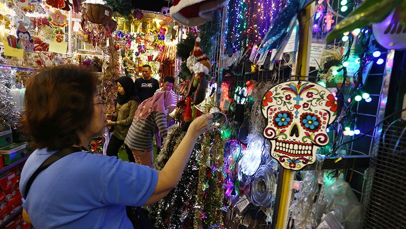 Pasar Asemka Dipenuhi Pernak-pernik Natal - Bagian 3
