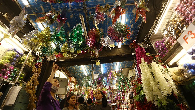 Pasar Asemka Dipenuhi Pernak-pernik Natal - Bagian 4
