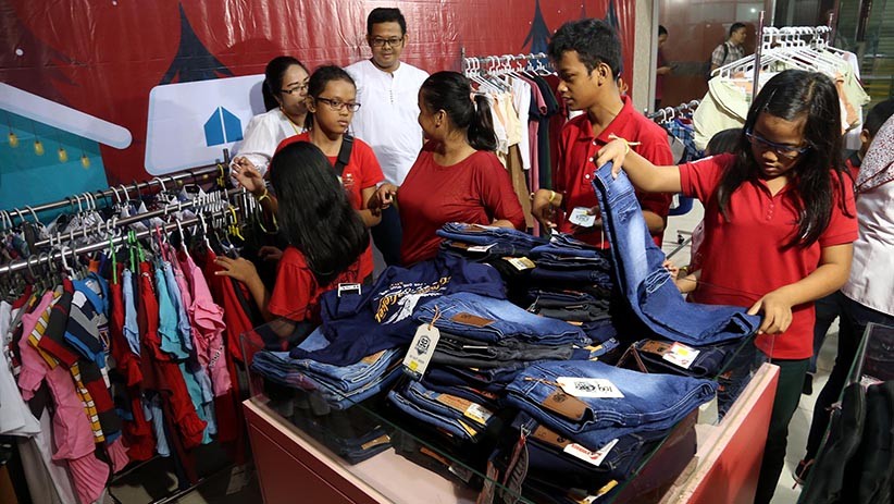 Jelang Natal, Ratusan Anak Panti Asuhan Belanja Gratis di Pasar Atom Surabaya - Bagian 2