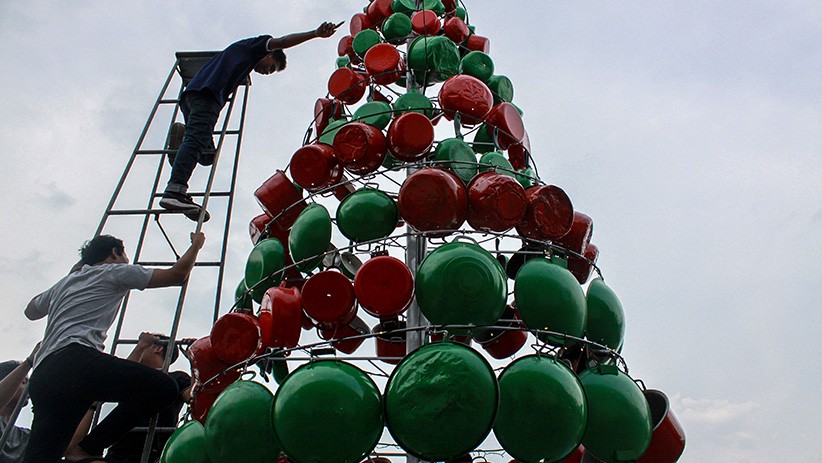Unik, Pohon Natal Setinggi 5 Meter Ini Terbuat dari 250 Alat-Alat Rumah Tangga - Bagian 1