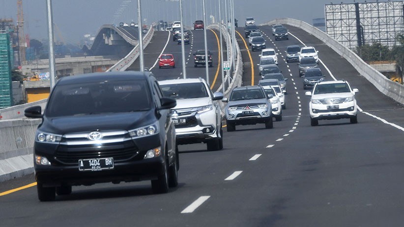 H-2 Natal, Arus Lalu Lintas di Tol Layang Jakarta-Cikampek Ramai Lancar - Bagian 1