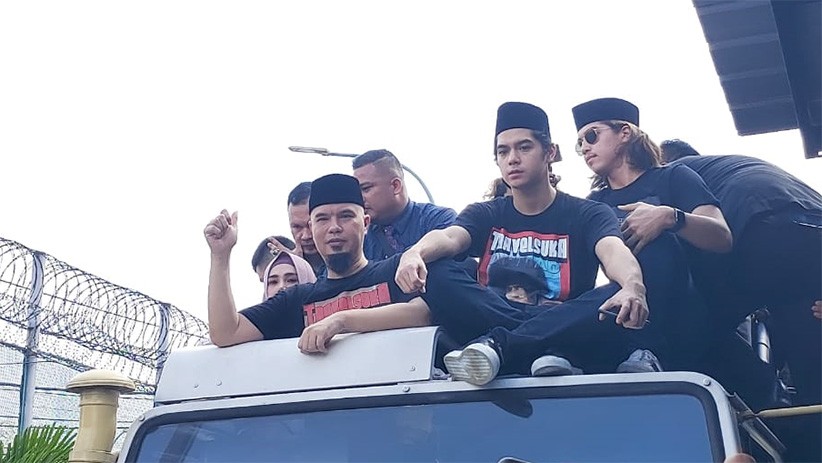 Ahmad Dhani Diarak bersama Al dan El usai Bebas dari Penjara - Bagian 1
