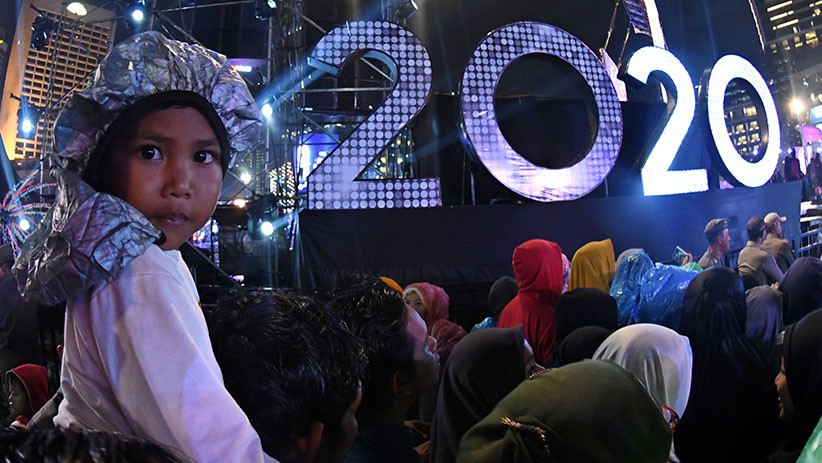 Hujan Tak Surutkan Semangat Warga Rayakan Malam Tahun Baru 2020 di Bundaran HI - Bagian 4