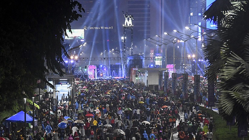Hujan Tak Surutkan Semangat Warga Rayakan Malam Tahun Baru 2020 di Bundaran HI - Bagian 2