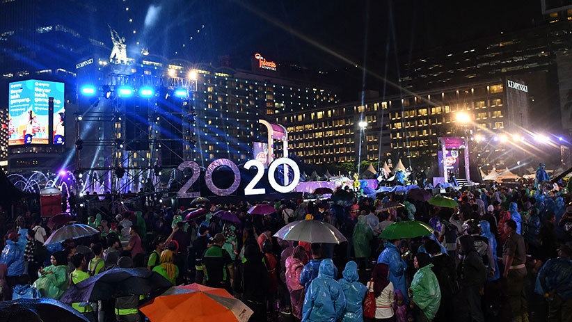 Hujan Tak Surutkan Semangat Warga Rayakan Malam Tahun Baru 2020 di Bundaran HI - Bagian 1