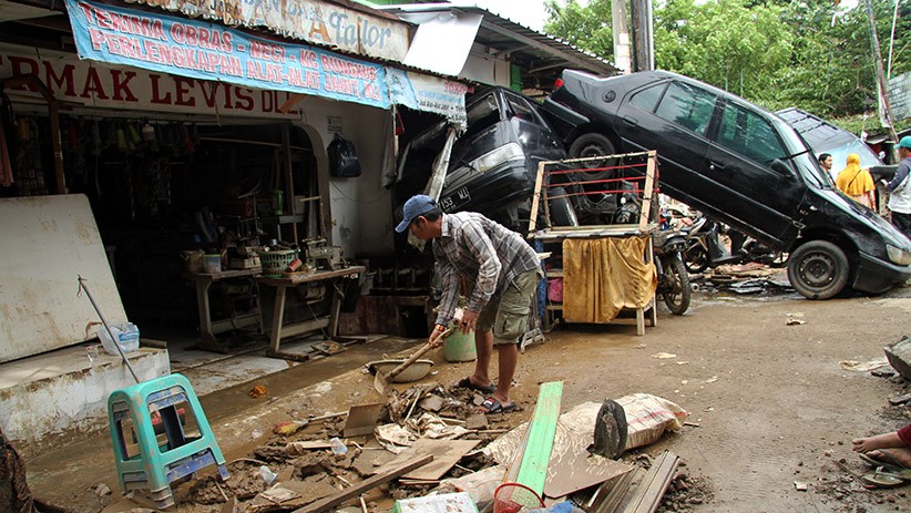 Banjir di Pondok Gede Permai Bekasi Surut, Mobil Bertumpukan dan Jalan Hancur - Bagian 3