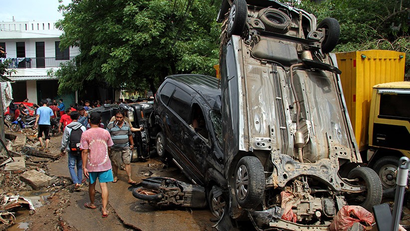 Banjir di Pondok Gede Permai Bekasi Surut, Mobil Bertumpukan dan Jalan Hancur - Bagian 1