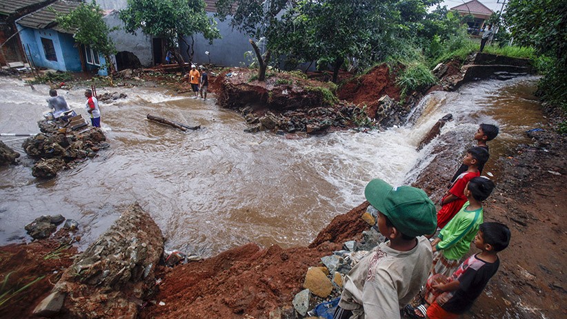 Perumahan Citayam Banjir akibat Tanggul Jebol, Satu Warga Meninggal Dunia - Bagian 1