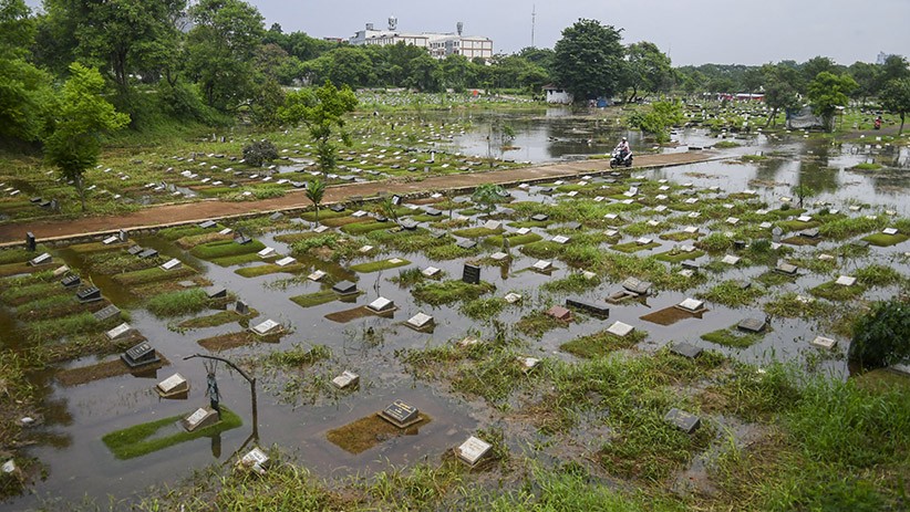 Penampakan Makam TPU Tanah Kusir Terendam Banjir - Bagian 1