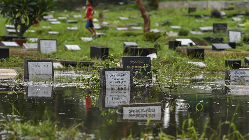 Penampakan Makam TPU Tanah Kusir Terendam Banjir - Bagian 2
