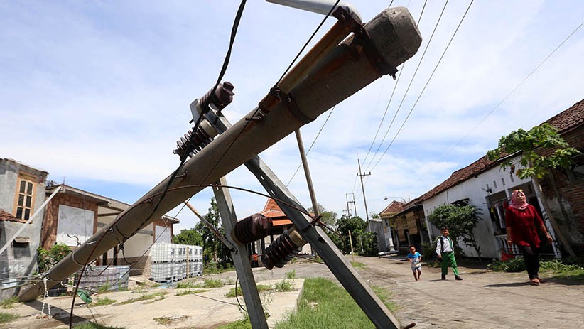 Puluhan Tiang Listrik Roboh Diterjang Angin Kencang di Surabaya - Bagian 2