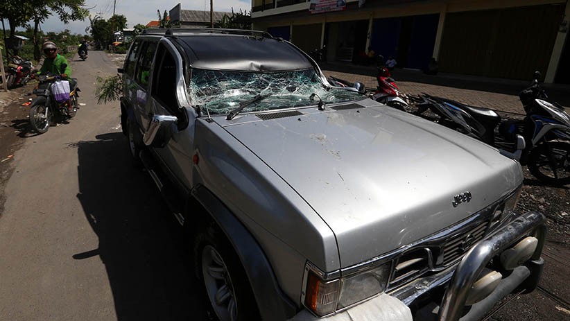 Puluhan Tiang Listrik Roboh Diterjang Angin Kencang di Surabaya - Bagian 5