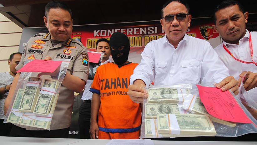 Polda Jatim Ungkap Peredaran Ribuan Uang Dolar AS Palsu - Bagian 1