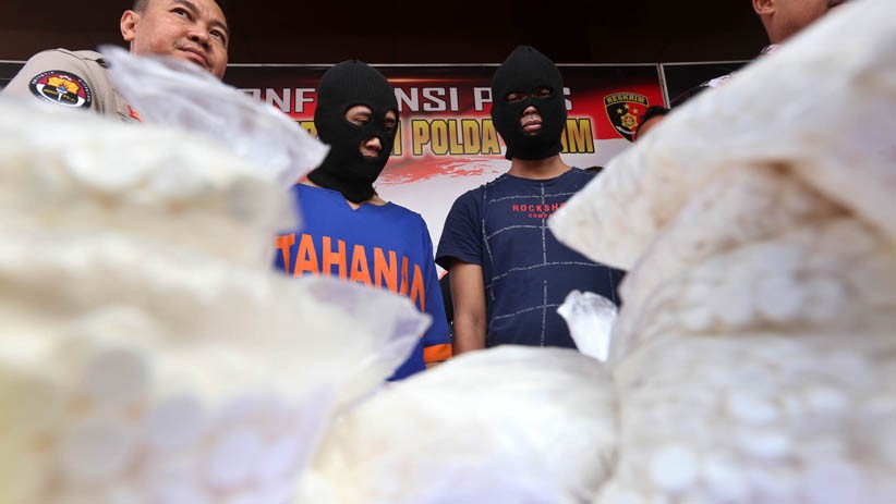 Bandar Narkoba Bawa Senjata Api agar Percaya Diri Jual Pil Double L di Surabaya - Bagian 4