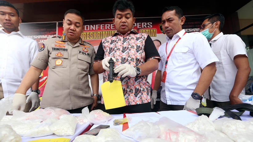 Bandar Narkoba Bawa Senjata Api agar Percaya Diri Jual Pil Double L di Surabaya - Bagian 3