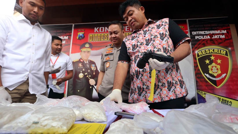 Bandar Narkoba Bawa Senjata Api agar Percaya Diri Jual Pil Double L di Surabaya - Bagian 2