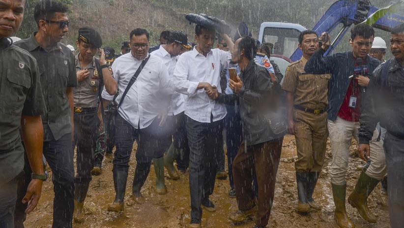 Hujan Deras, Presiden Jokowi Kunjungi Korban Banjir Bandang Sukajaya Bogor - Bagian 1