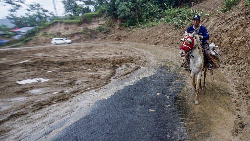 Jalan Putus, Kuda Jadi Transportasi Relawan Menuju Lokasi Longsor Sukajaya - Bagian 2