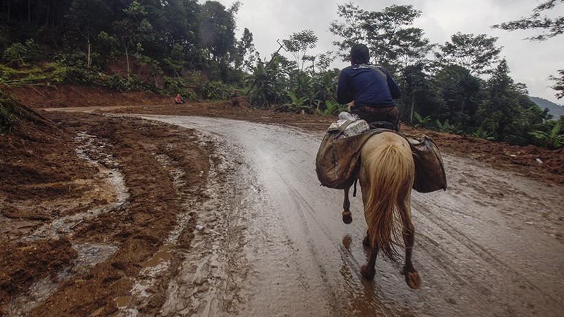 Jalan Putus, Kuda Jadi Transportasi Relawan Menuju Lokasi Longsor Sukajaya - Bagian 1
