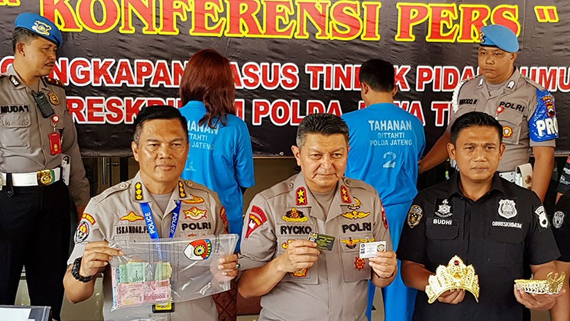 Ekspresi Raja dan Ratu Keraton Agung Sejagat saat Ditangkap Polisi - Bagian 2