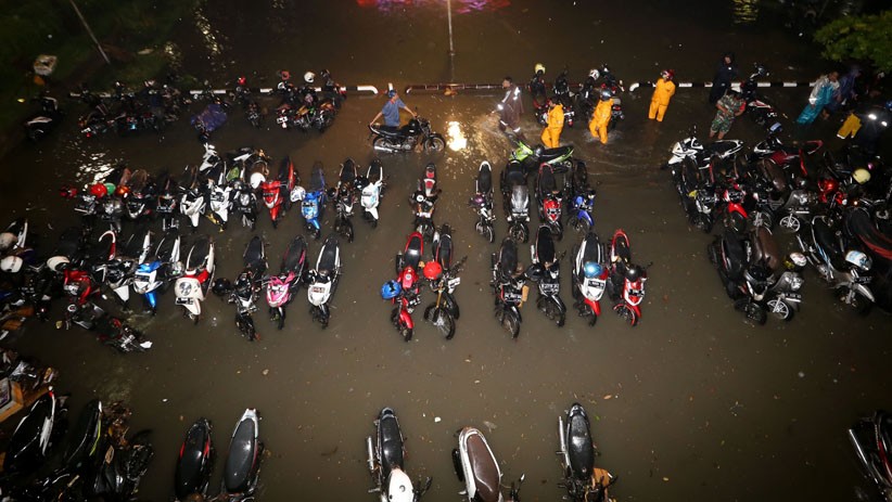 Hujan Deras Mengguyur Surabaya, Ratusan Motor Terendam Banjir - Bagian 3