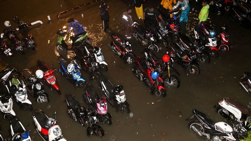 Hujan Deras Mengguyur Surabaya, Ratusan Motor Terendam Banjir - Bagian 1