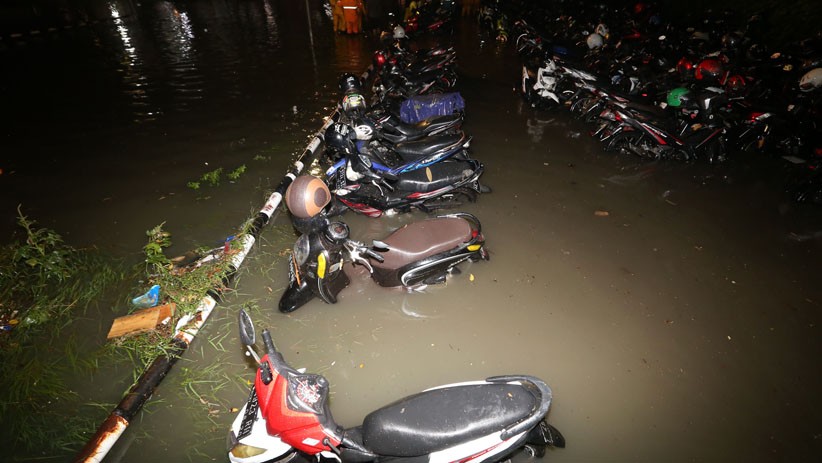 Hujan Deras Mengguyur Surabaya, Ratusan Motor Terendam Banjir - Bagian 4